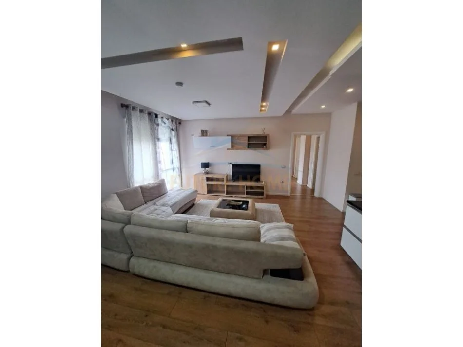 Tirane, jepet me qera apartament 2+1+Aneks+Ballkon Kati 6, 115 m² 800 € (Komuna e Parisit)