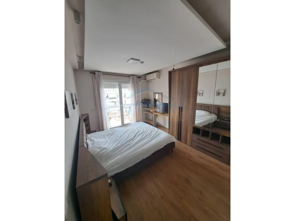 Tirane, jepet me qera apartament 2+1+Aneks+Ballkon Kati 6, 115 m² 800 € (Komuna e Parisit)