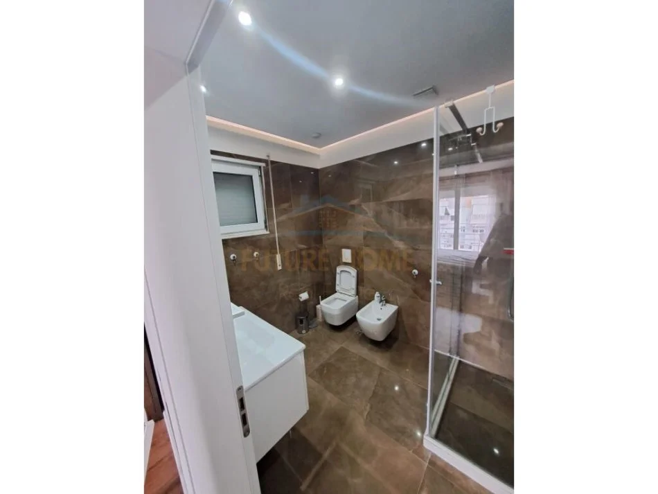 Tirane, jepet me qera apartament 2+1+Aneks+Ballkon Kati 6, 115 m² 800 € (Komuna e Parisit)