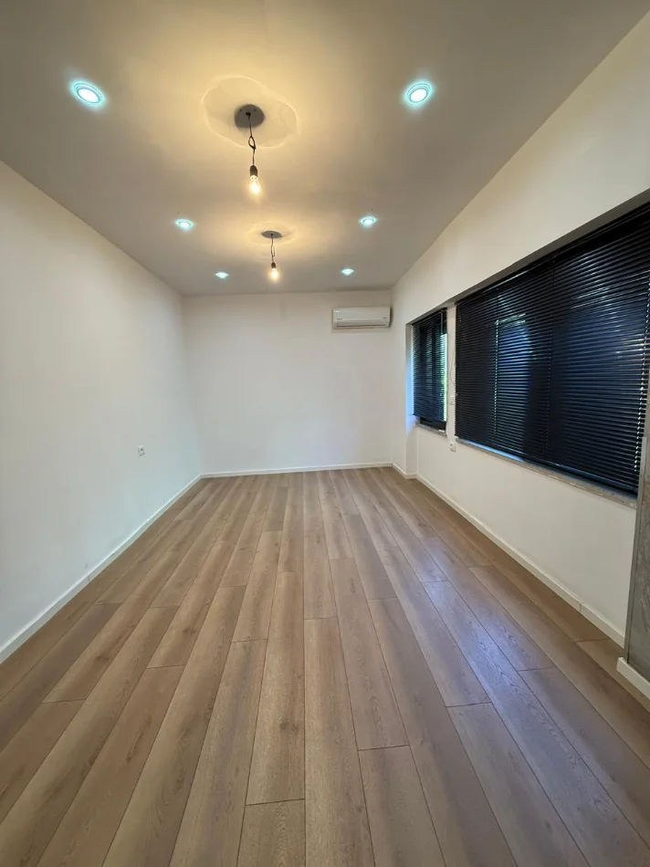 Tirane, jepet me qera zyre Kati 3, 72 m² 1.000 € (ish blloku)