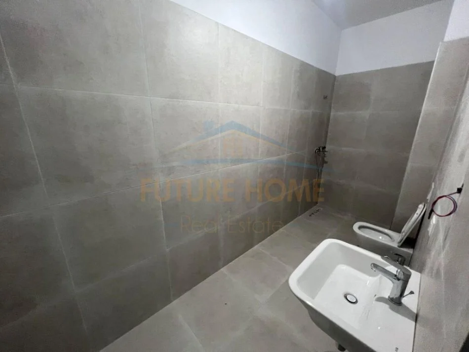 Tirane, jepet me qera ambjent biznesi Kati 8, 100 m² 800 € (Rruga e Kavajes)