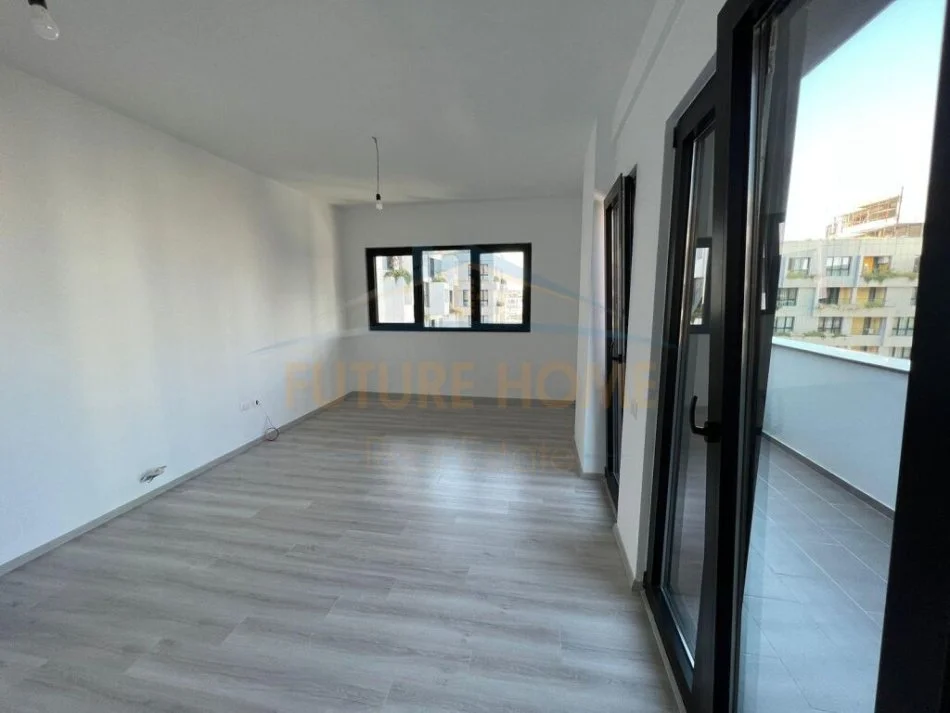Tirane, jepet me qera ambjent biznesi Kati 8, 100 m² 800 € (Rruga e Kavajes)