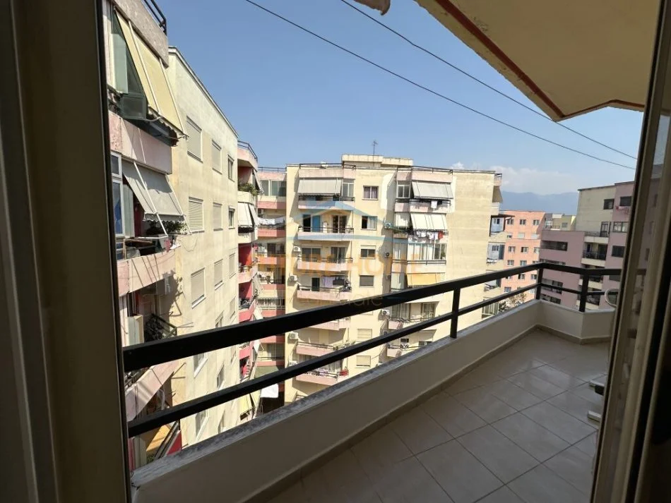 Tirane, shitet apartament 2+1+Ballkon Kati 8, 90 m² 110.000 € (Unaza e Re)