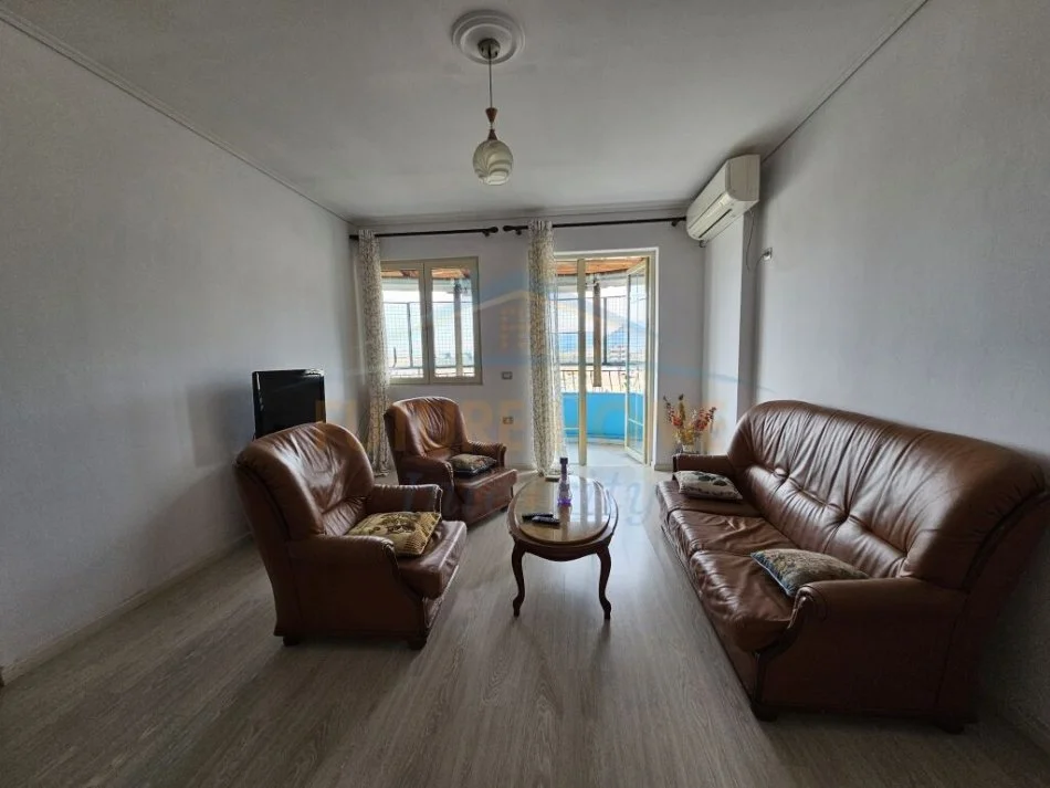 Tirane, jepet me qera apartament 2+1 Kati 8, 90 m² 500 € (TODI SHKURTI KOMPLEKSI GRAND)