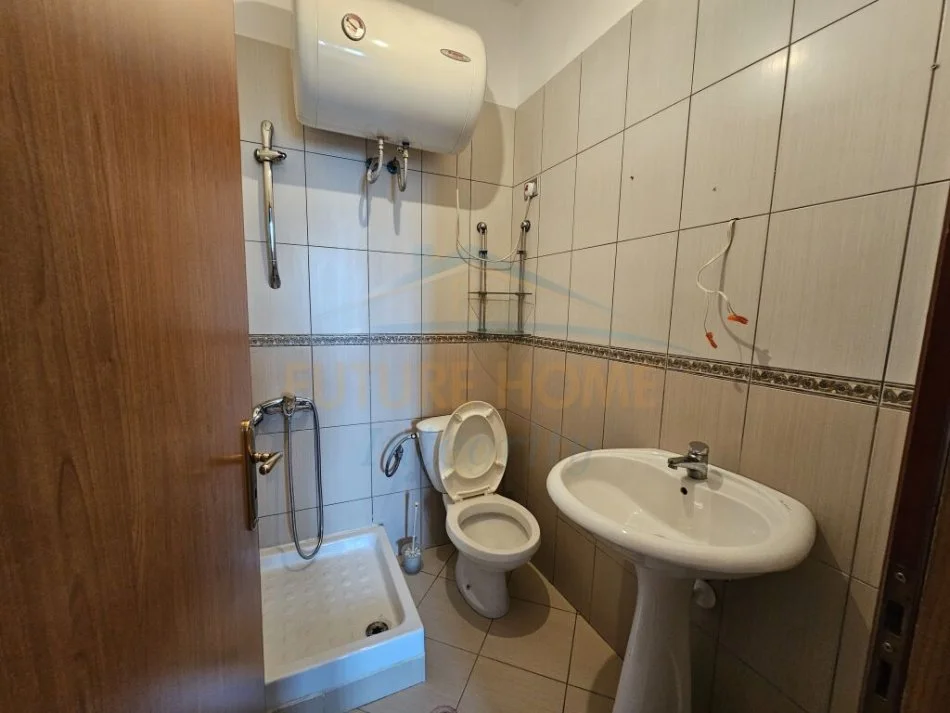Tirane, jepet me qera apartament 2+1 Kati 8, 90 m² 500 € (TODI SHKURTI KOMPLEKSI GRAND)