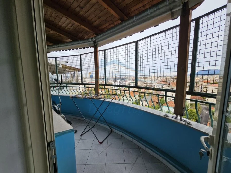 Tirane, jepet me qera apartament 2+1+Ballkon Kati 8, 90 m² 500 € (Yzberisht)