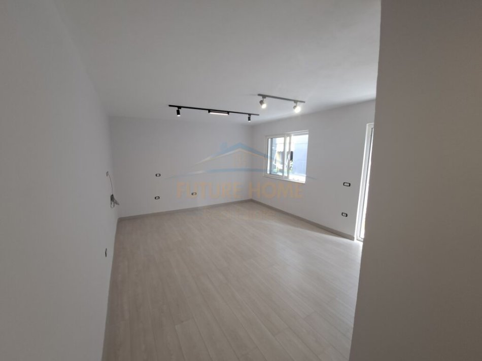 Tirane, jepet me qera apartament 1+1 Kati 4, 50 m² 750 € (Jul Variboba, Prane Piramides)