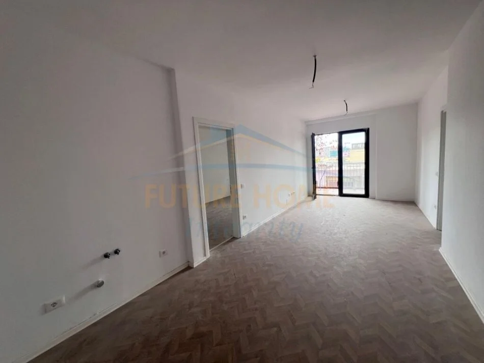 Tirane, jap me qera zyre Kati 3, 110 m² 1.300 € (Rruga e Kavajes)