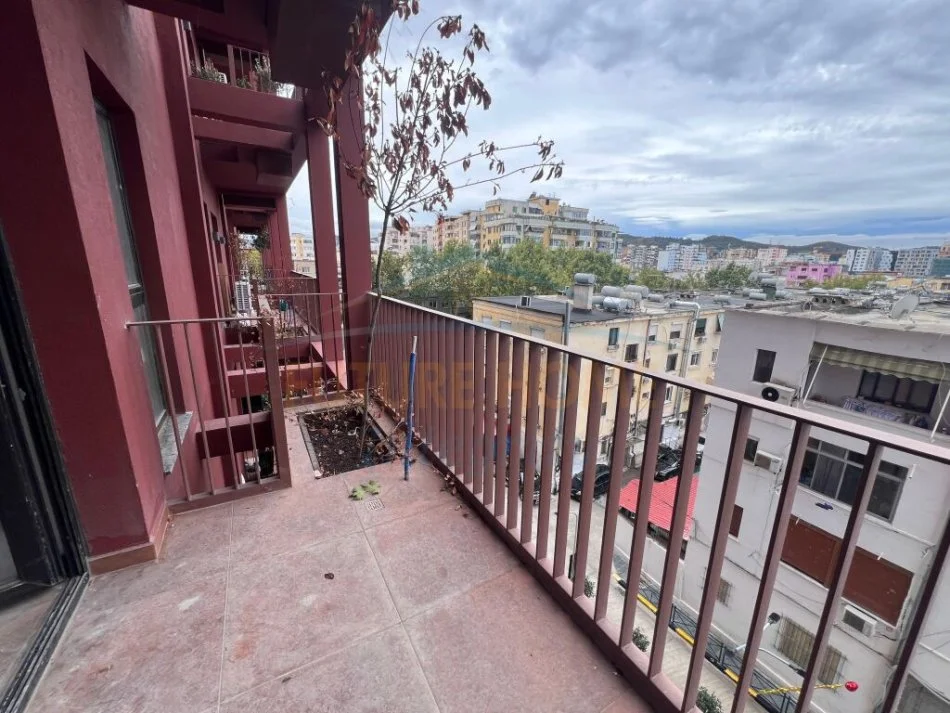 Tirane, jap me qera zyre Kati 3, 110 m² 1.300 € (Rruga e Kavajes)