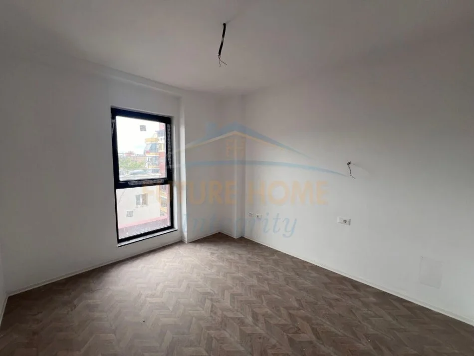 Tirane, jepet me qera apartament 2+1+Aneks+Ballkon Kati 3, 110 m² 1.300 € (rruga e kavajes)