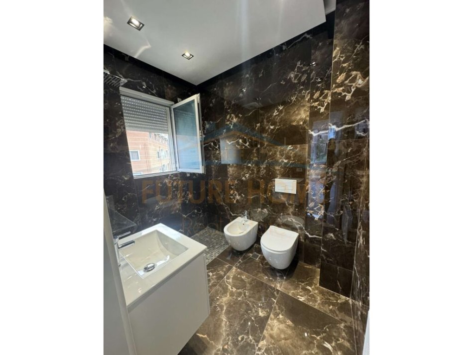 Tirane, jepet me qera apartament 2+1 Kati 1, 120 m² 600 € (Kopshti Botanik)