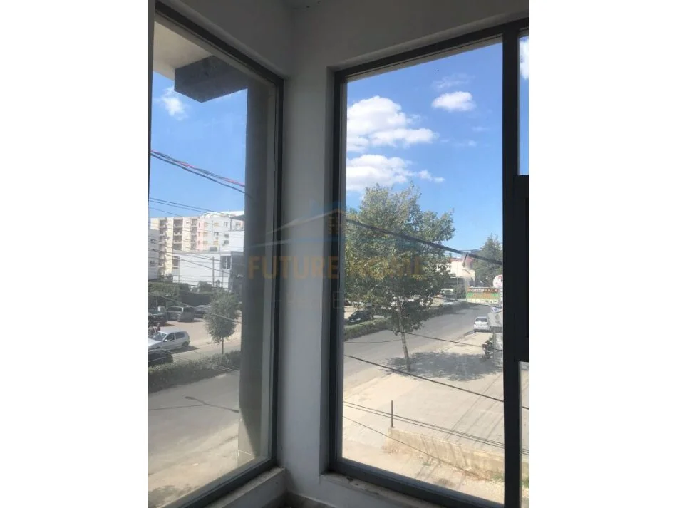 Tirane, jepet me qera ambjent biznesi Kati 2, 131 m² 800 € (Kamez)
