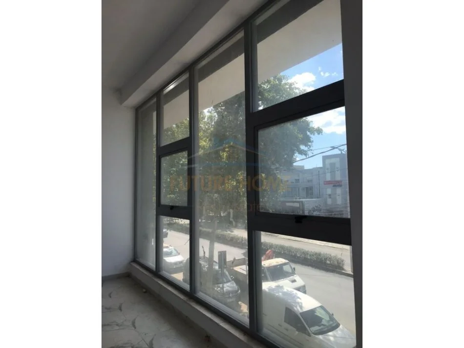 Tirane, jepet me qera ambjent biznesi Kati 2, 131 m² 800 € (Rrethrrotullimi i Ullirit Kamez)