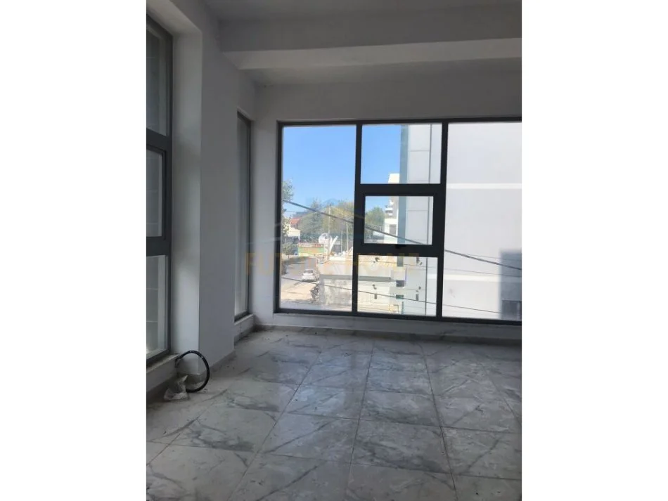 Tirane, jepet me qera ambjent biznesi Kati 2, 131 m² 800 € (Kamez)