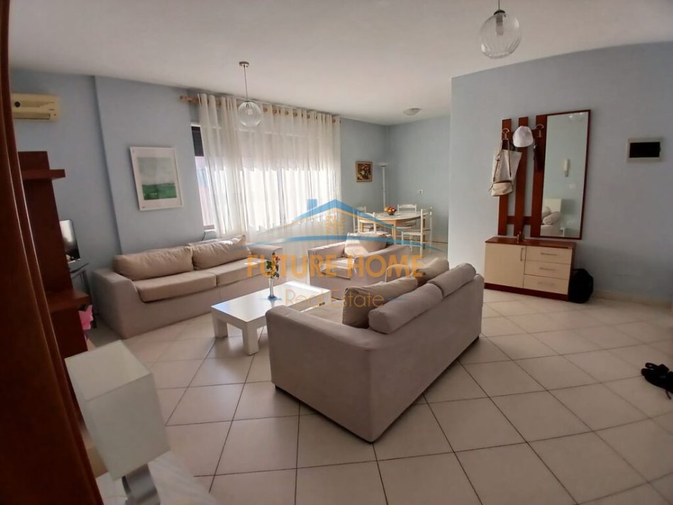 Tirane, jepet me qera apartament 2+1+Ballkon Kati 9, 115 m² 800 € (Barrikadave)