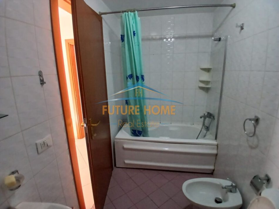 Tirane, jepet me qera apartament 2+1+Ballkon Kati 9, 115 m² 800 € (Barrikadave)