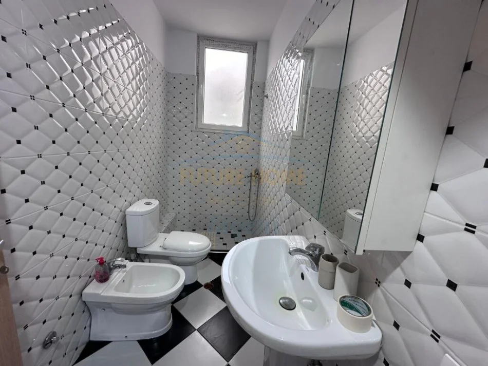 Tirane, jepet me qera apartament 2+1 Kati 5, 127 m² 800 € (Liqeni i Thate)