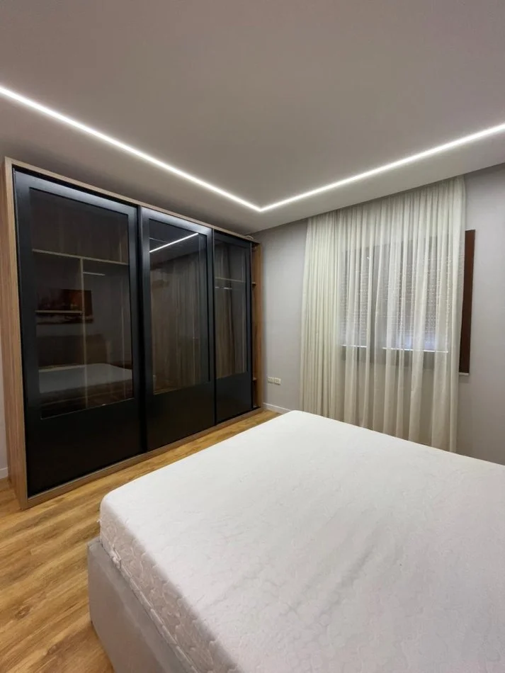 Tirane, shitet apartament 1+1 Kati 4, 75 m² 165.000 € (Komuna e Parisit)