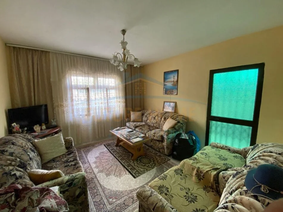 Tirane, jepet me qera apartament 2+1 Kati 0, 166 m² 400 € (Rruga Todi Shkurti)