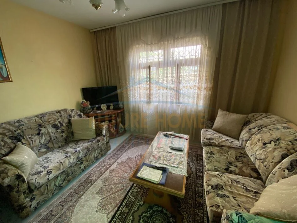 Tirane, jepet me qera shtepi 2+1 Kati 0, 89 m² 400 € (TODI SHKURTI KOMPLEKSI GRAND)