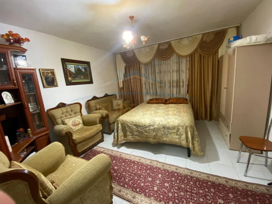 Tirane, jepet me qera shtepi 2+1 Kati 0, 89 m² 400 € (TODI SHKURTI KOMPLEKSI GRAND)