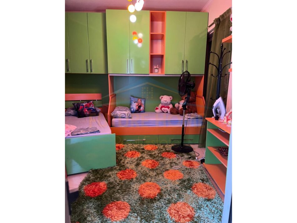 Tirane, jepet me qera apartament 2+1 Kati 4, 90 m² 800 € (Rruga e Barrikadave)