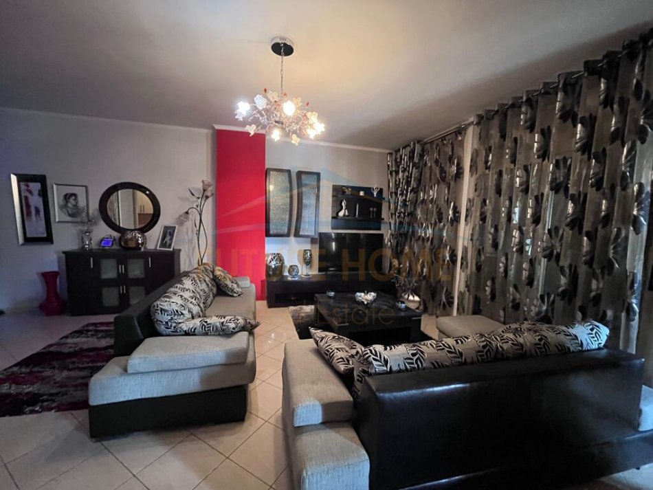 Tirane, jepet me qera apartament 2+1 Kati 4, 90 m² 800 € (Rruga e Barrikadave)
