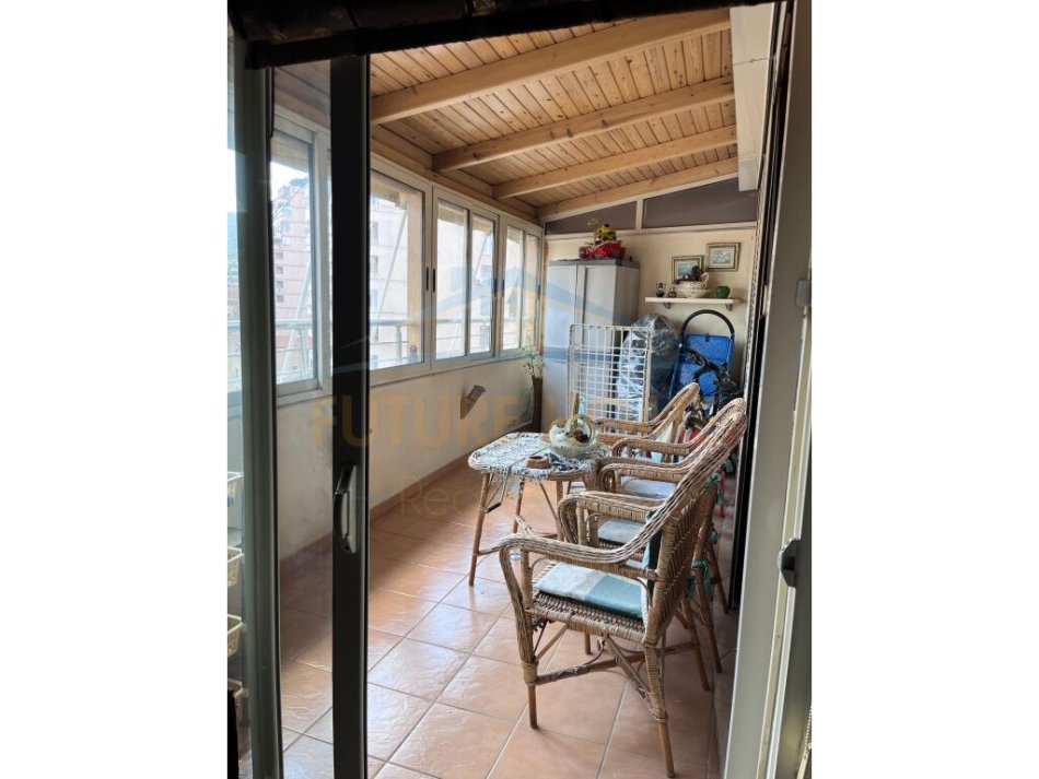 Tirane, jepet me qera apartament 2+1 Kati 4, 90 m² 800 € (Rruga e Barrikadave)