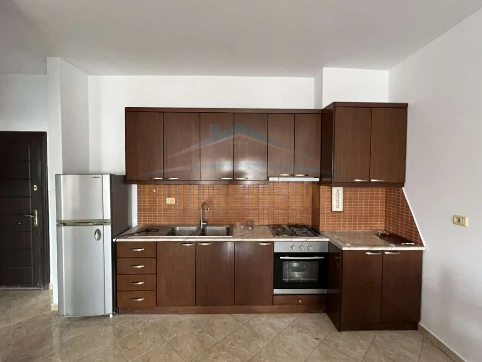 Tirane, jepet me qera apartament 1+1+Ballkon Kati 3, 86 m² 300 € (Misto Mame)