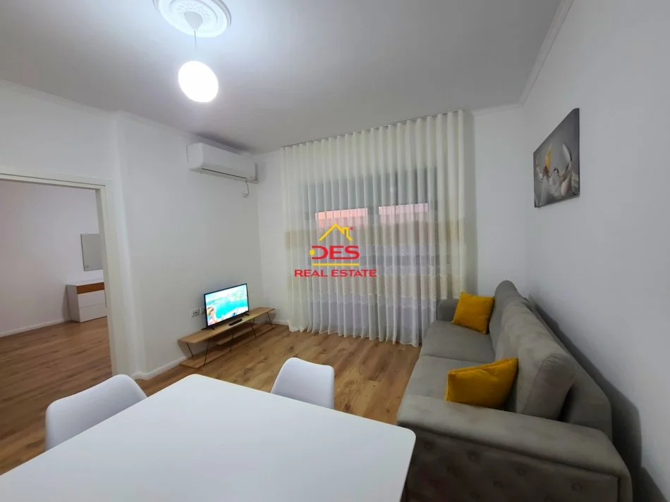 Vlore, jepet me qera apartament 1+1+Ballkon Kati 9, 70 m² 400 € (Rruga Murat Tërbaçi)