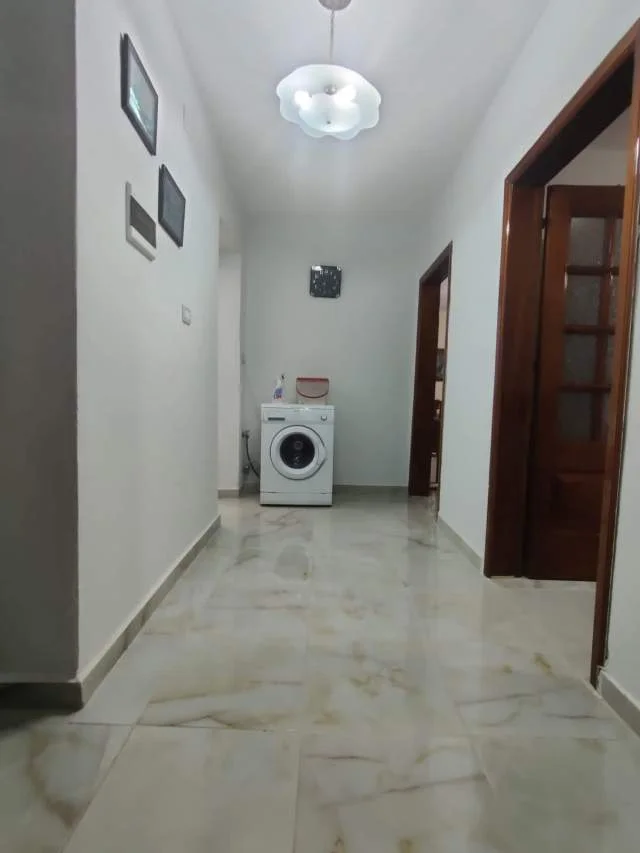 Tirane, jepet me qera apartament 1+1+Aneks+Ballkon Kati 3, 60 m² 350 € (Rruga Kongresi i Manastirit)