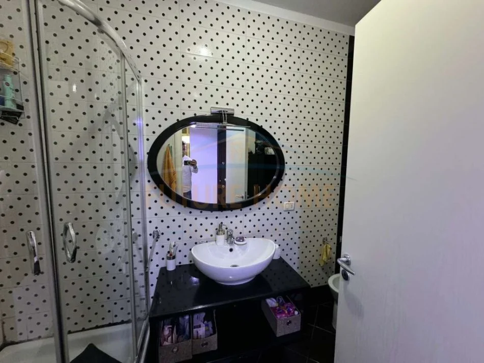 Tirane, shitet apartament 2+1+Ballkon Kati 2, 93 m² 125.000 € (Yzberisht)