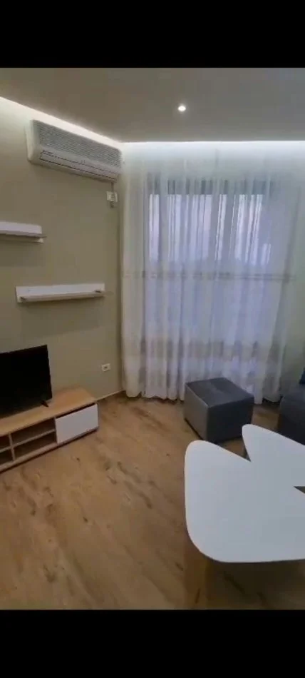 Jepet Shtepi  me qera, per  Banim ne Pallat i Ri 1+1