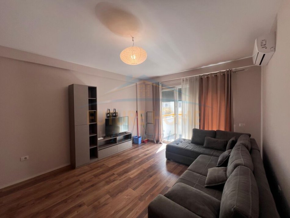Tirane, jepet me qera apartament 1+1 Kati 4, 70 m² 600 € (Dritan Hoxha)