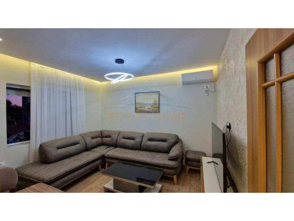 Tirane, jepet me qera apartament 1+1+Ballkon Kati 3, 57 m² 500 € (Rruga Xhabfize Keko)