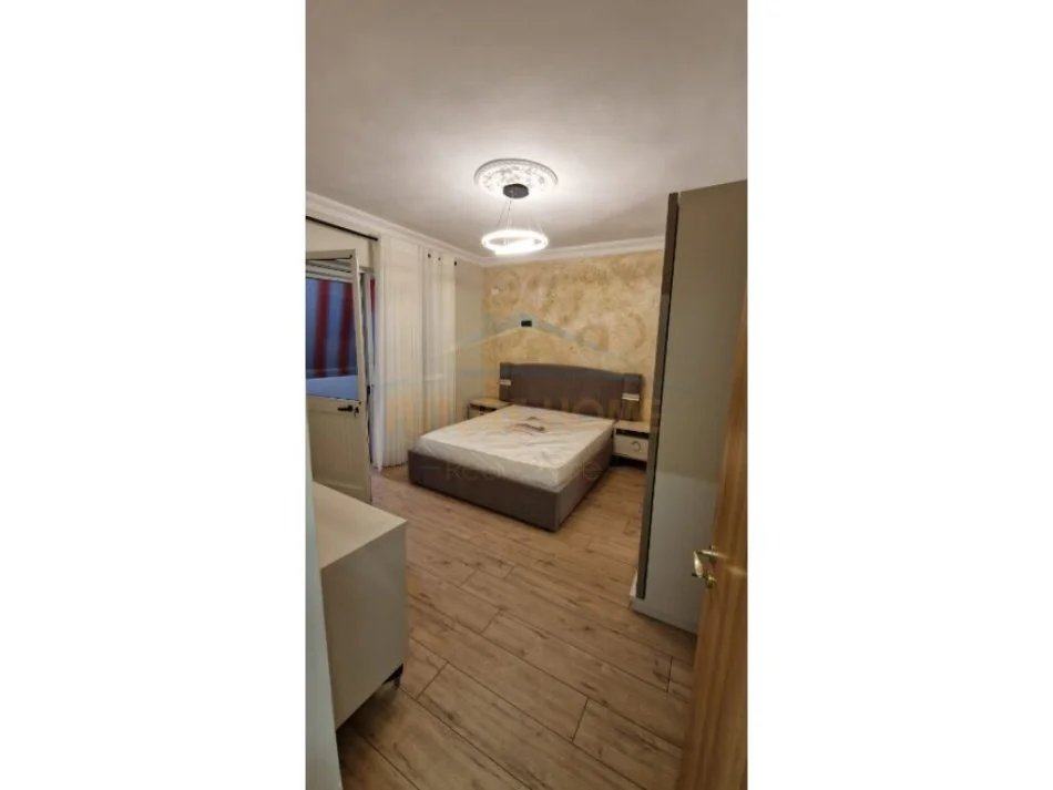 Tirane, jepet me qera apartament 1+1 Kati 3, 57 m² 550 € (XHAMLLIK)