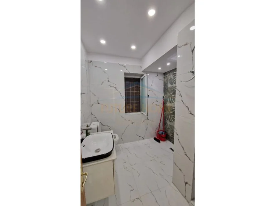 Tirane, jepet me qera apartament 1+1+Ballkon Kati 3, 57 m² 500 € (Rruga Xhabfize Keko)