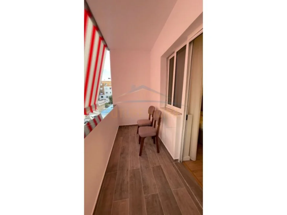 Tirane, jepet me qera apartament 1+1+Ballkon Kati 3, 57 m² 500 € (Rruga Xhabfize Keko)