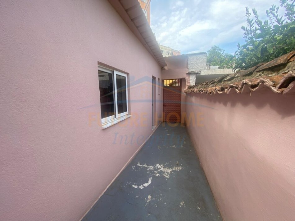 Tirane, jepet me qera apartament 1+1 bosh Pazari i Ri