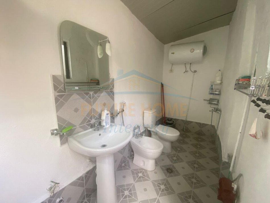Tirane, jepet me qera apartament 1+1 bosh Pazari i Ri