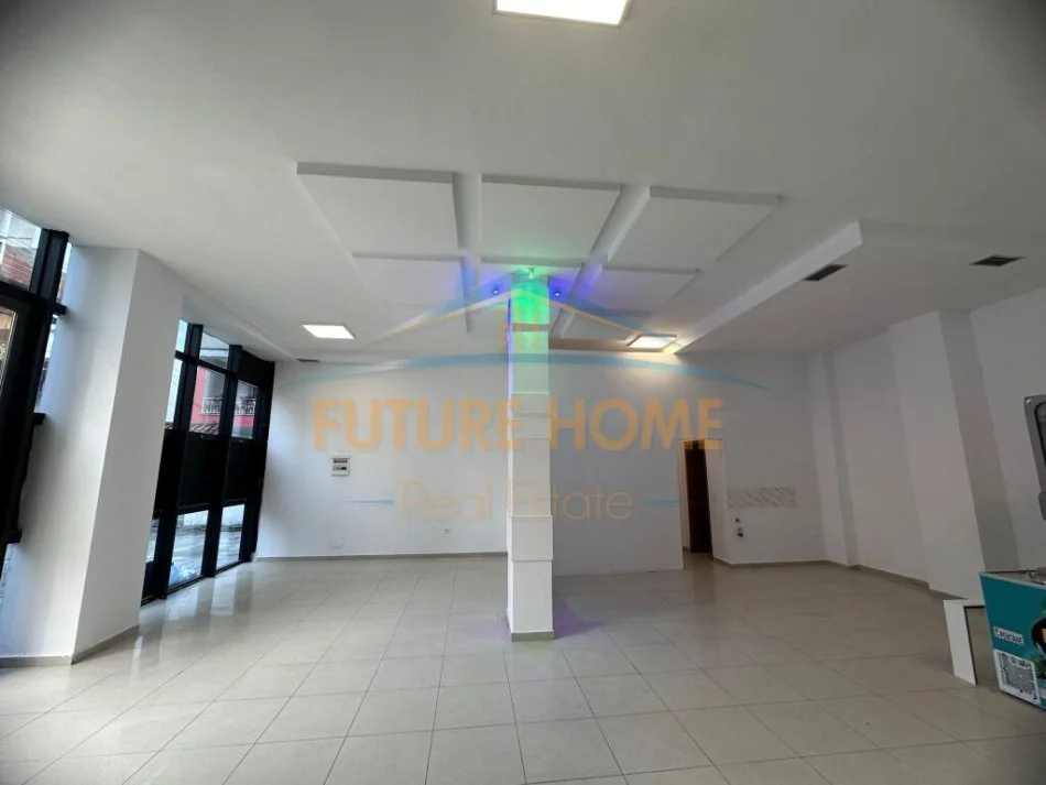 Tirane, jepet me qera ambjent biznesi Kati 0, 97 m² 1.000 € (Brryli)