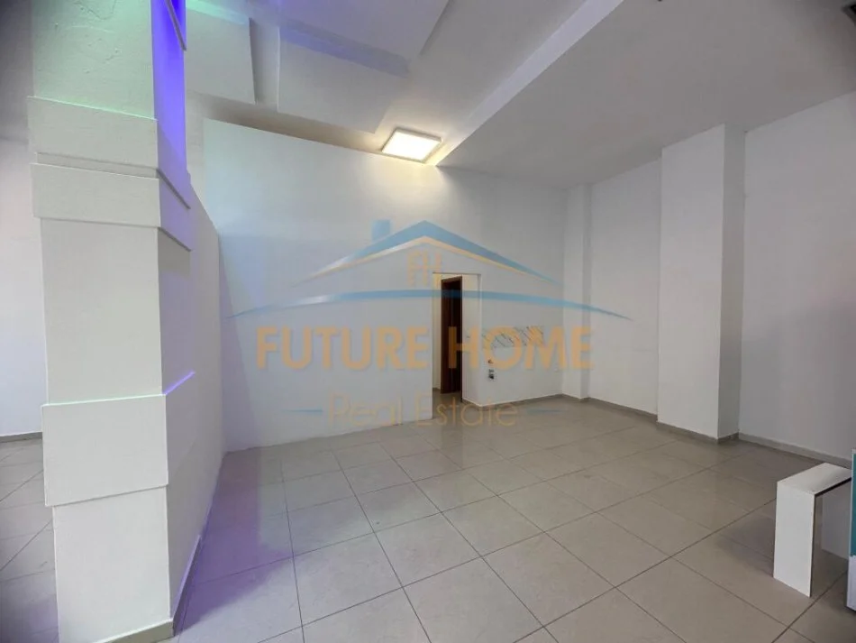 Tirane, jepet me qera ambjent biznesi Kati 0, 97 m² 1.000 € (Brryli)