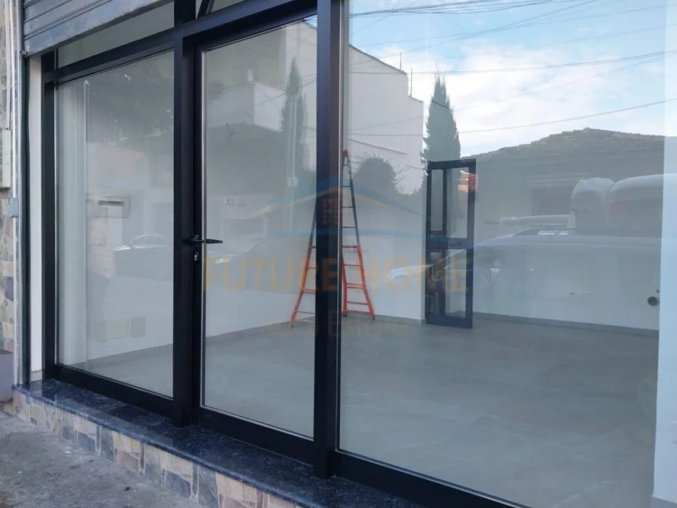 Tirane, jepet me qera Kati 0, 21 m² 650 € (4 dashmoret)