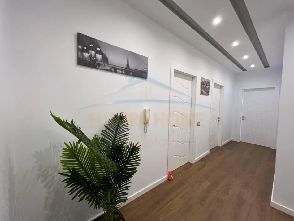 Tirane, shitet apartament+verande | Penthouse 2+1+Aneks+Ballkon Kati 1, 94 m² 145.000 € (Unaza e Re)