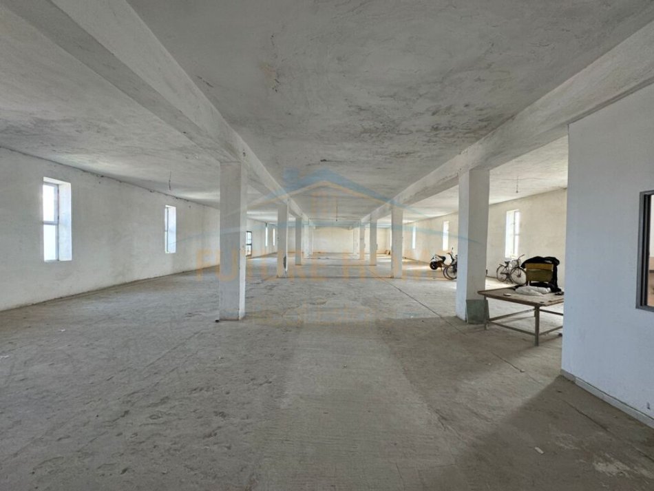 Durres, jepet me qera magazine Kati 0, 1.911 m² 