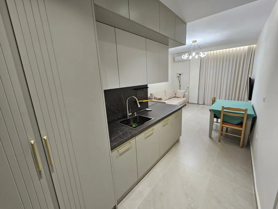 Tirane, jepet me qera apartament 1+1+Aneks+Ballkon Kati 3, 850 m² 850 € (Kajo Karafili)