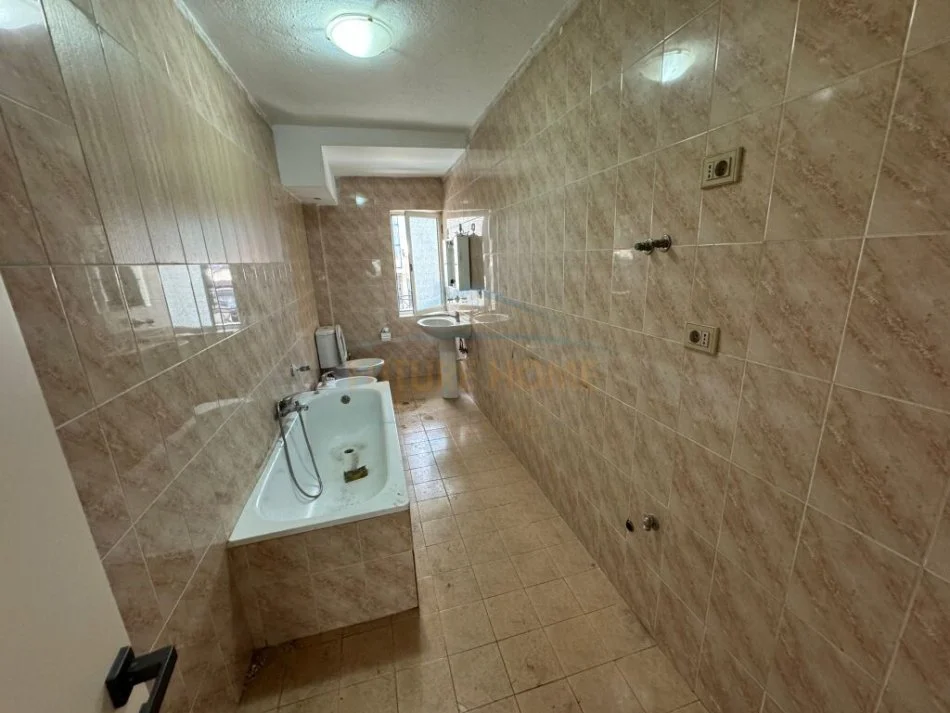 Tirane, jepet me qera apartament 2+1 Kati 2, 120 m² 800 € (Blloku)