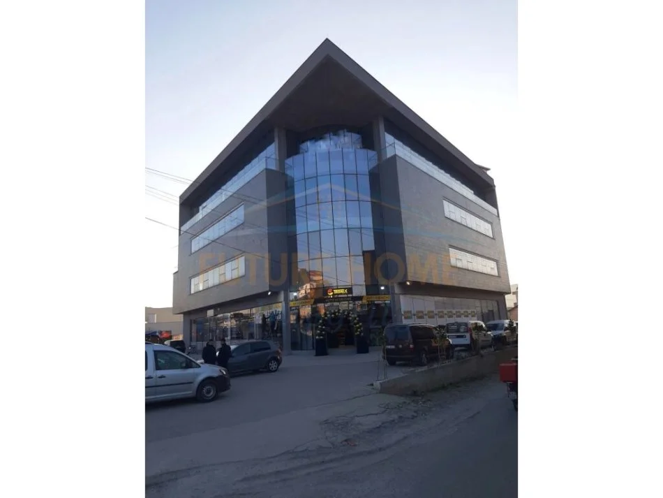 Tirane, jepet me qera ambjent biznesi Kati 0, 1.100 m² 3.800 € (KOMBINAT)