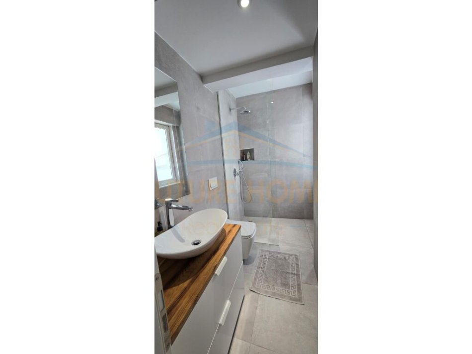 Durres, shitet apartament 1+1 Kati 3, 56 m²95.000€ (Prane Muzeumit, Durres)