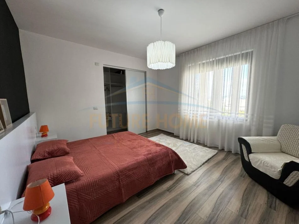 Tirane, jepet me qera apartament duplex 2+1+Aneks+Ballkon Kati 2, 160 m² 450 € 